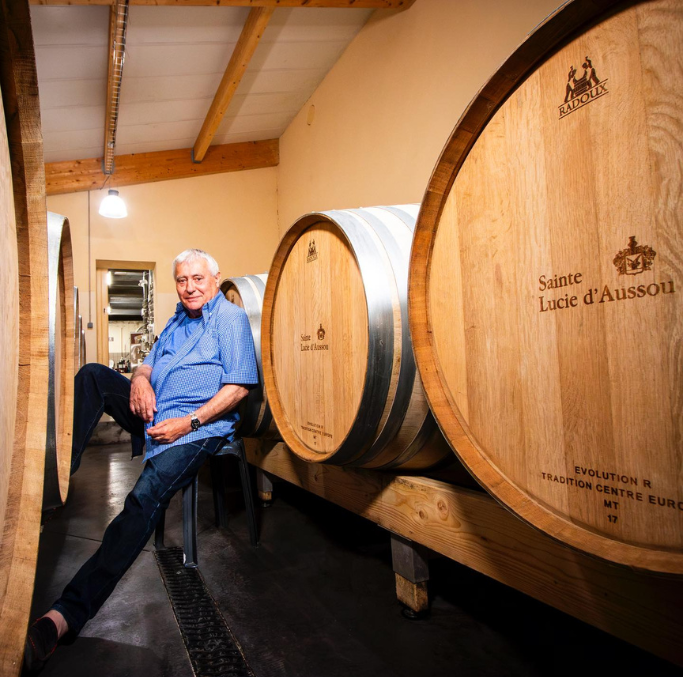 photo de jean paul serres dans les chai du domaine viticole